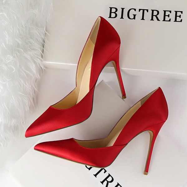 Stílusos női cipő vékony sarkú hegyes modellel több színben