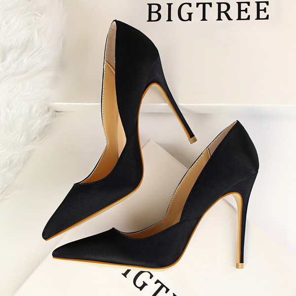 Stílusos női cipő vékony sarkú hegyes modellel több színben