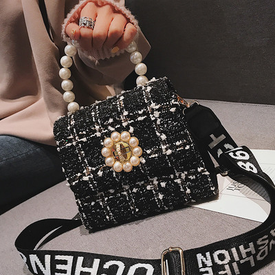 Három színben gyöngyökkel díszített női táska