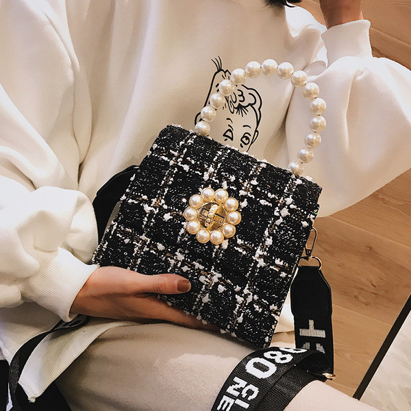 Három színben gyöngyökkel díszített női táska