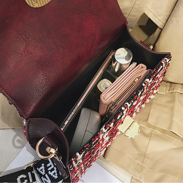 Három színben gyöngyökkel díszített női táska