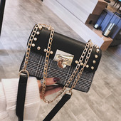 Elegáns női táska kockás mintával