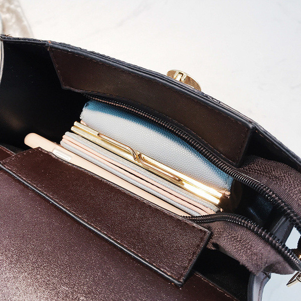 Elegáns női táska kockás mintával