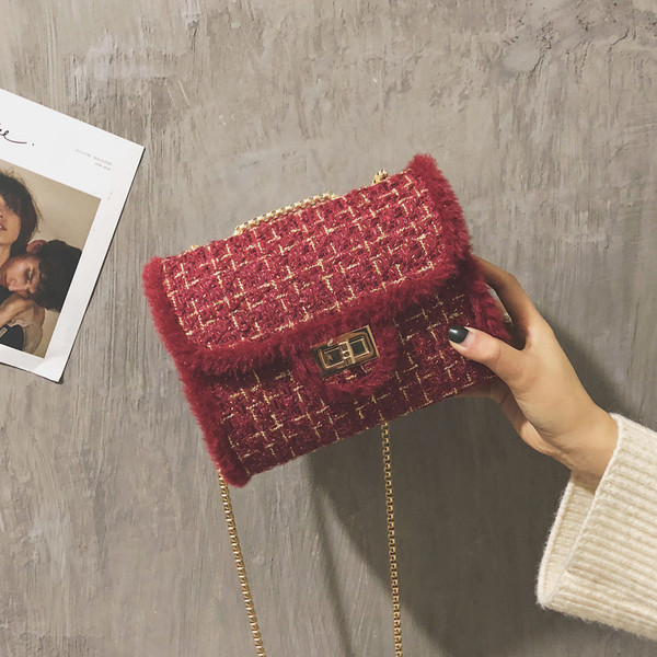 Stílusos női táska fém fogantyúval, három színben