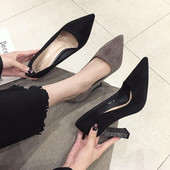 Stílusos női velúr cipő, fényes sarok hatású két színben