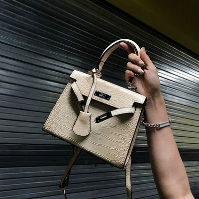 Stílusos női táska eco bőrből, hosszú és rövid fülekkel