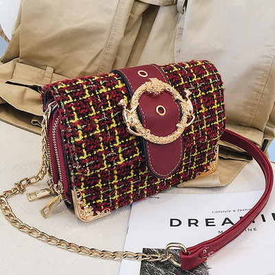 Fém csattal ellátott női táska több színben