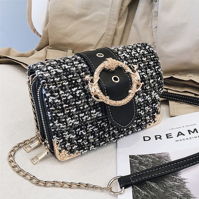 Fém csattal ellátott női táska több színben