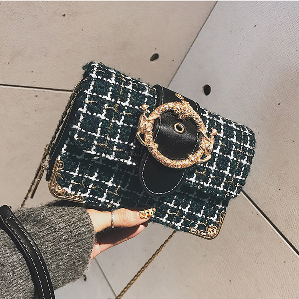 Fém csattal ellátott női táska több színben