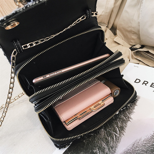 Fém csattal ellátott női táska több színben