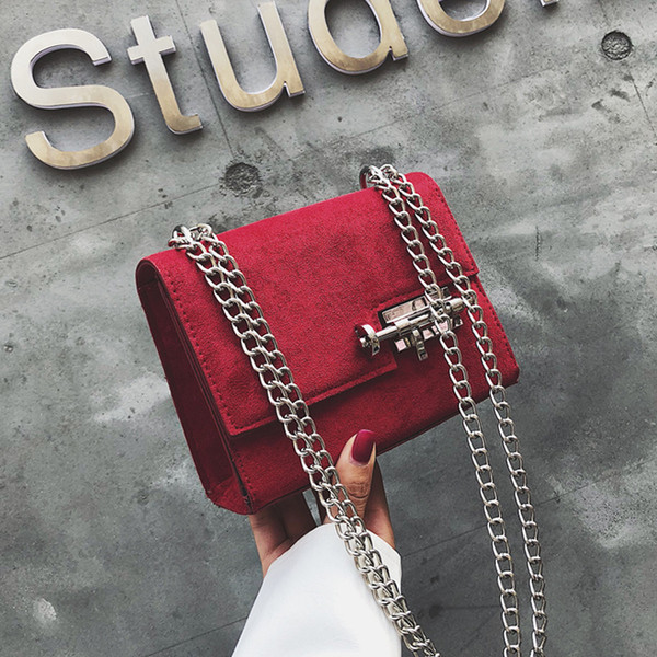 Modern női táska fém csattal