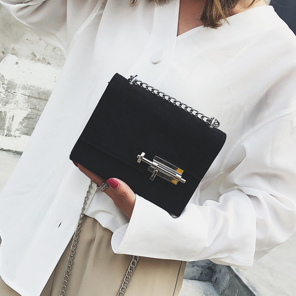 Modern női táska fém csattal