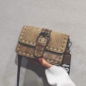 Stílusos női táska csattal és hosszú fogantyúval