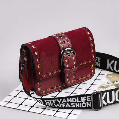 Stílusos női táska csattal és hosszú fogantyúval