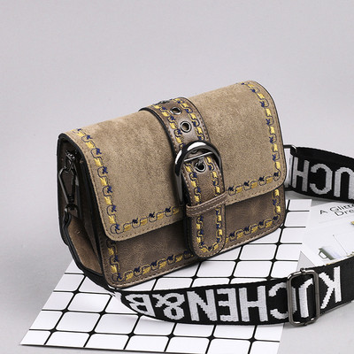 Stílusos női táska csattal és hosszú fogantyúval