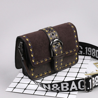 Stílusos női táska csattal és hosszú fogantyúval