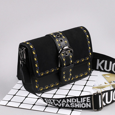 Stílusos női táska csattal és hosszú fogantyúval