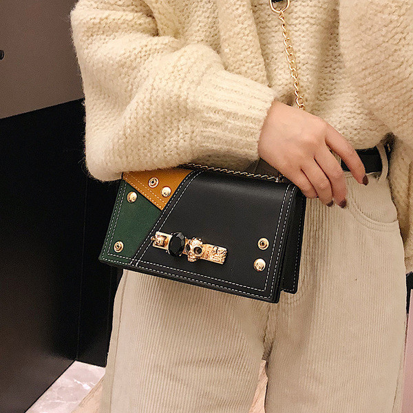 Stílusos kézitáska kövekkel díszítve