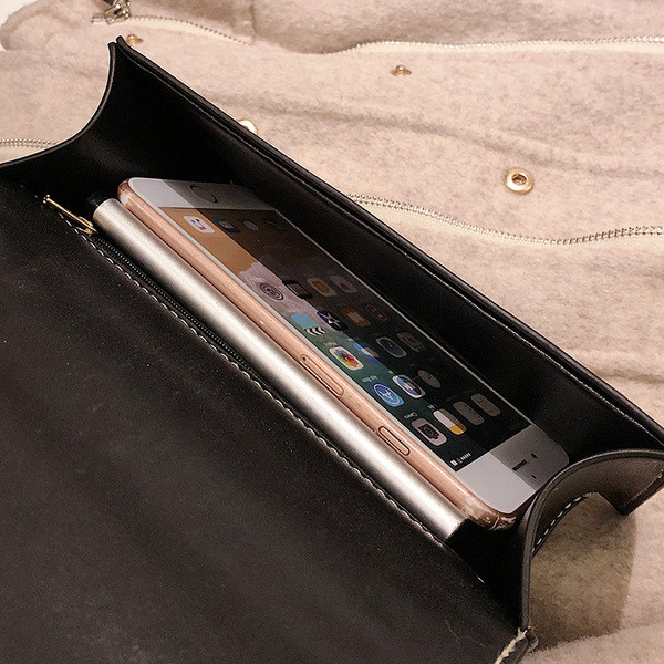 Stílusos kézitáska kövekkel díszítve