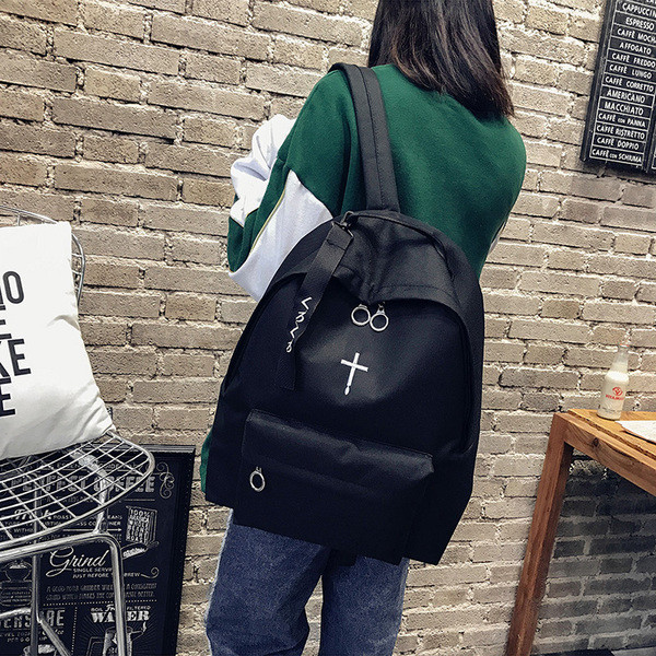 Rucsac zilnic cu broderie negru - doua modele potrivite pentru barbati si femei