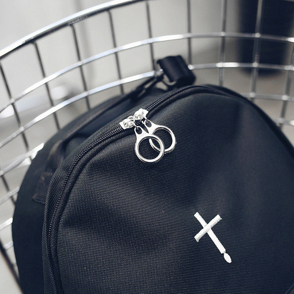 Rucsac zilnic cu broderie negru - doua modele potrivite pentru barbati si femei