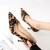 Stílusos női cipő hegyes modell öko velúr mintával