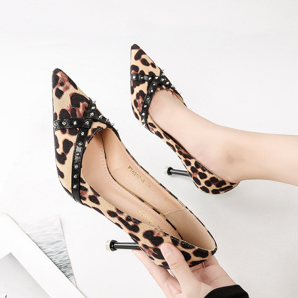 Stílusos női cipő hegyes modell öko velúr mintával