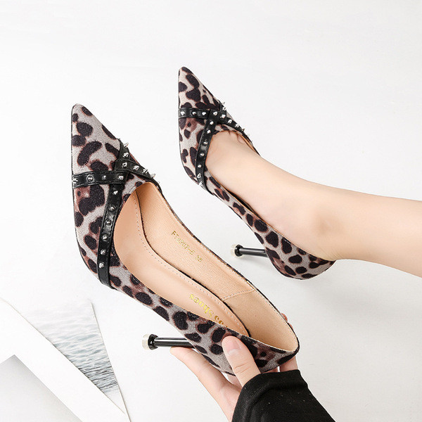 Stílusos női cipő hegyes modell öko velúr mintával