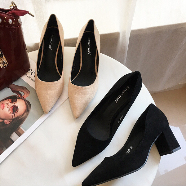 Μοντέρνα γυναικεία παπούτσια με χαμηλό τακούνι  σε δύο χρώματα