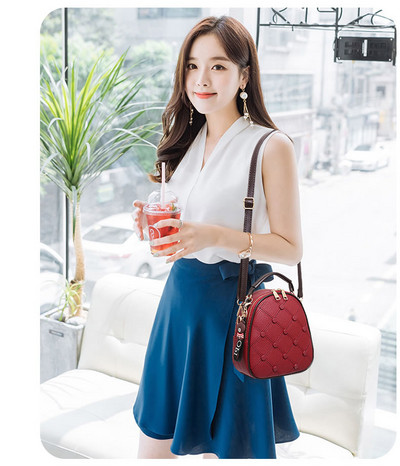 Μοντέρνο  γυναικείο  σακίδιο με αξεσουάρ σε διάφορα χρώματα