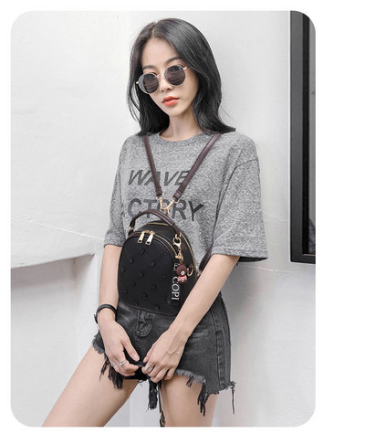 Μοντέρνο  γυναικείο  σακίδιο με αξεσουάρ σε διάφορα χρώματα