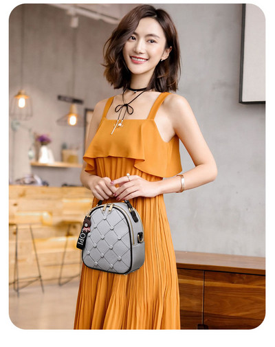 Μοντέρνο  γυναικείο  σακίδιο με αξεσουάρ σε διάφορα χρώματα