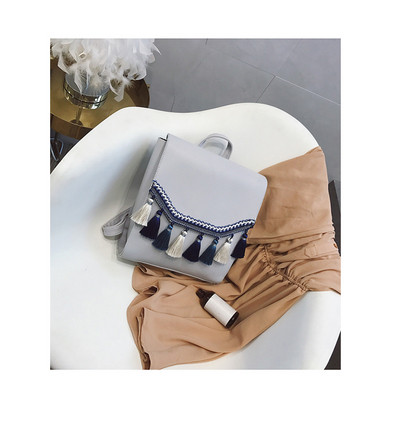 Μοντέρνο γυναικείο  σακίδιο με πολύχρωμες φούντες σε τρία χρώματα