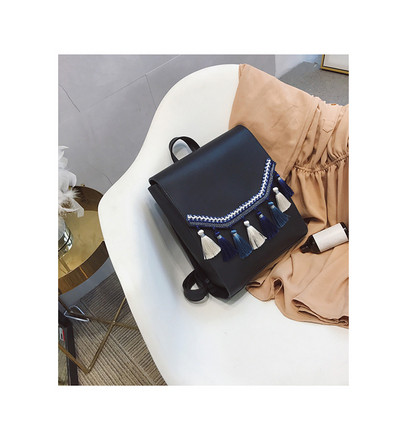 Μοντέρνο γυναικείο  σακίδιο με πολύχρωμες φούντες σε τρία χρώματα