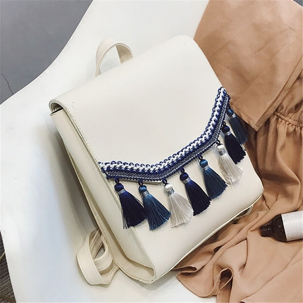 Μοντέρνο γυναικείο  σακίδιο με πολύχρωμες φούντες σε τρία χρώματα