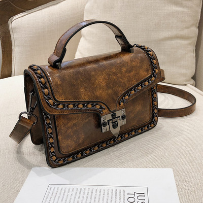 Γυναικεία τσάντα με μεταλλικό κούμπωμα σε σκούρα χρώματα