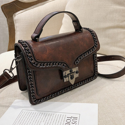 Γυναικεία τσάντα με μεταλλικό κούμπωμα σε σκούρα χρώματα