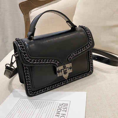 Γυναικεία τσάντα με μεταλλικό κούμπωμα σε σκούρα χρώματα