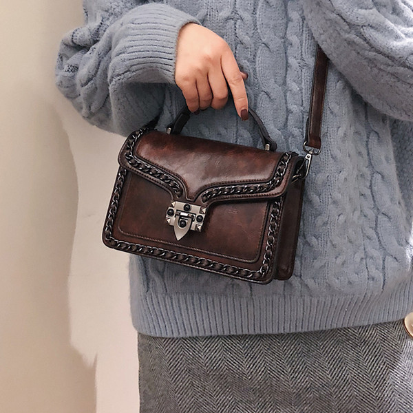 Γυναικεία τσάντα με μεταλλικό κούμπωμα σε σκούρα χρώματα