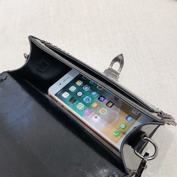 Γυναικεία τσάντα με μεταλλικό κούμπωμα σε σκούρα χρώματα