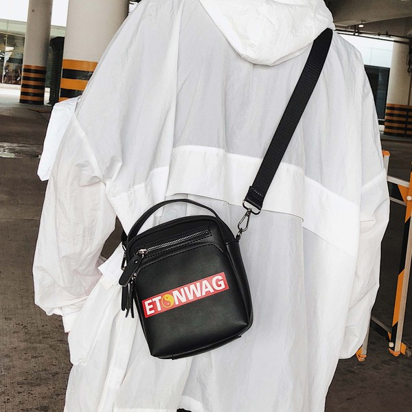 Geanta barbati din piele ecologica cu inscriptie in doua culori