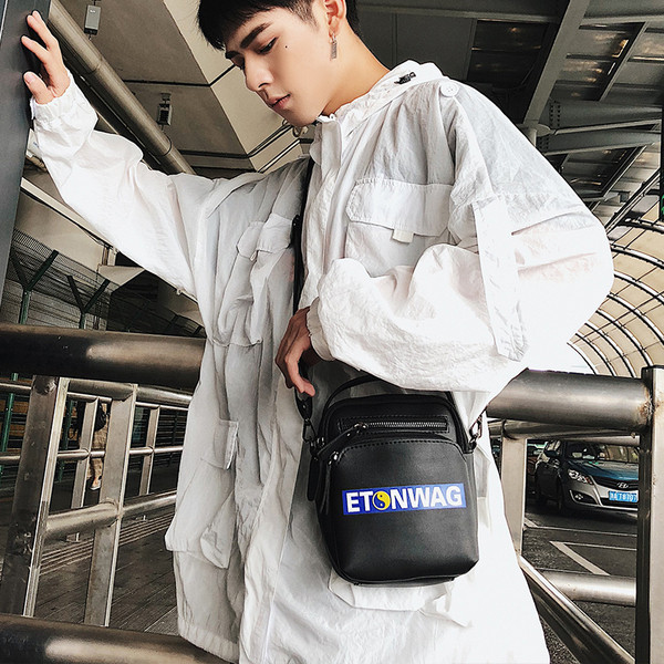 Geanta barbati din piele ecologica cu inscriptie in doua culori