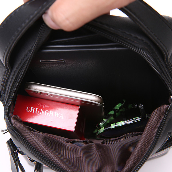 Geanta barbati din piele ecologica cu inscriptie in doua culori