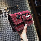 Modern női táska embléma díszítéssel