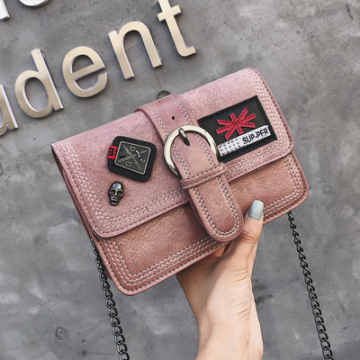 Modern női táska embléma díszítéssel