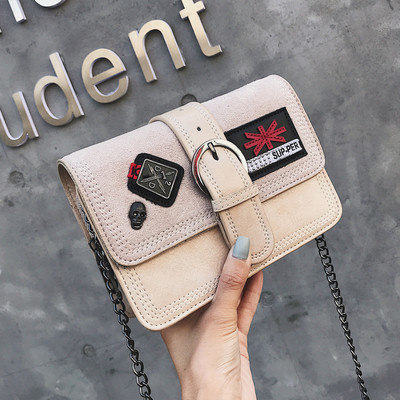 Modern női táska embléma díszítéssel