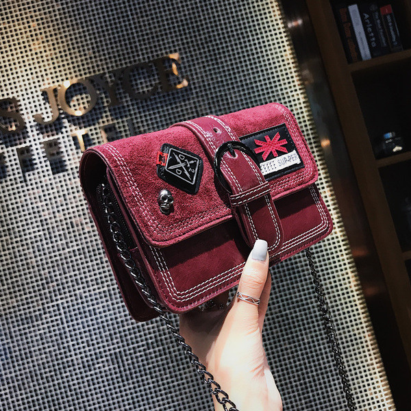 Modern női táska embléma díszítéssel