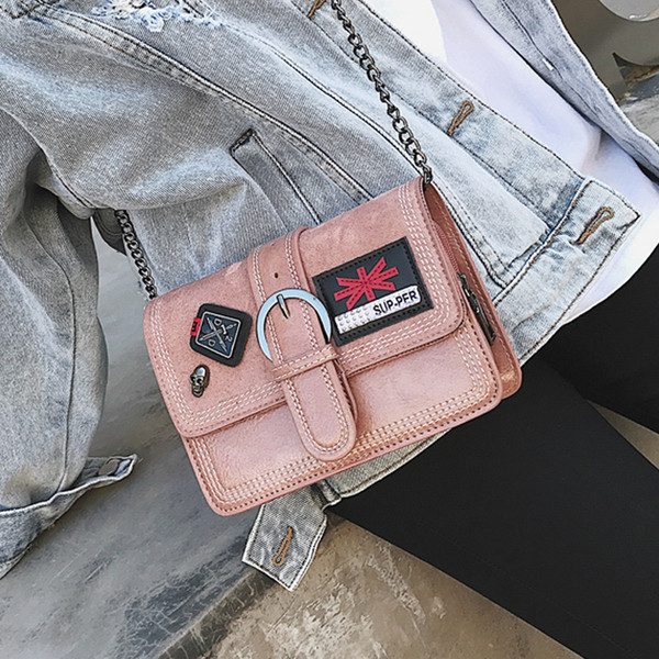 Modern női táska embléma díszítéssel