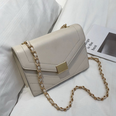 Κομψή γυναικεία τσάντα σε τέσσερα χρώματα με μεταλλική στερέωση