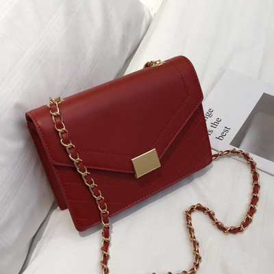 Κομψή γυναικεία τσάντα σε τέσσερα χρώματα με μεταλλική στερέωση